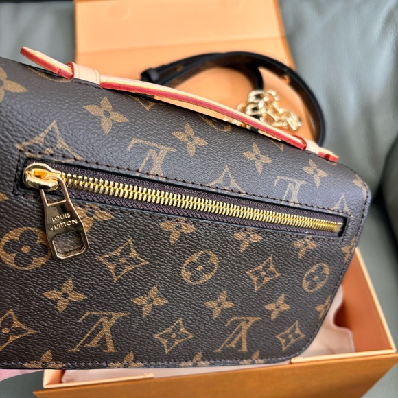 Louis Vuitton Black and Brown Monogram Crossbody Bag - Picture 11 of 12